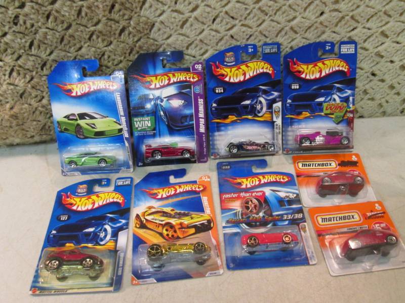 lot 121 image: Lot of Hot Wheels and Matchbox Cars...