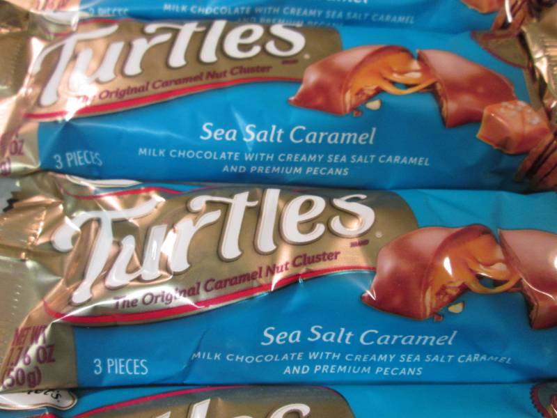 lot 129 image: 12 Turtles Candy Bars Best by Apr 2...