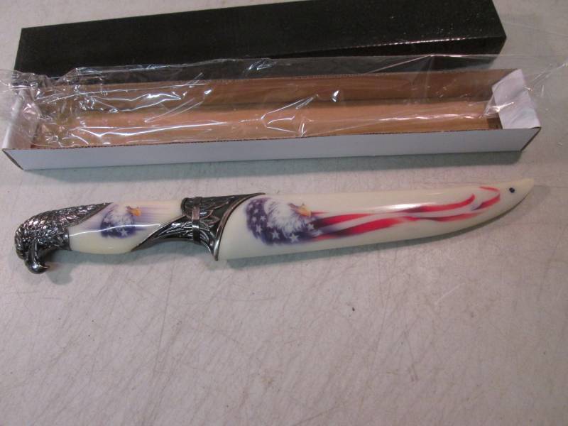 lot 177 image: 13 Decorative Patriotic Eagle Knif...