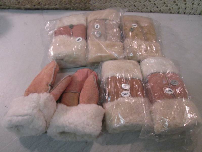 lot 209 image: 6 Pair of Leather Mittens Size Smal...