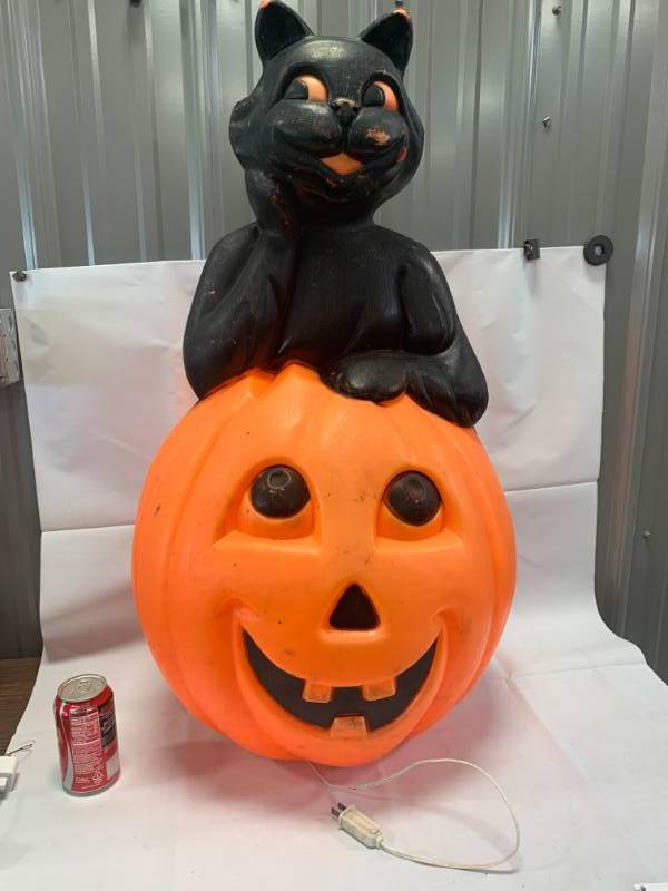 lot 2 image: Halloween Pumpkin & Cat 34 High