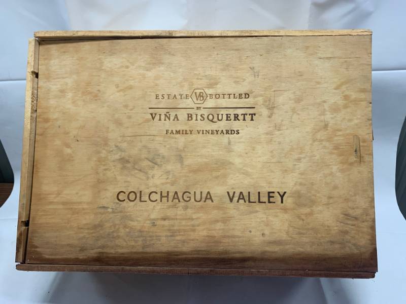 lot 22 image: Vintage Wooden WIne Box 20 x14 x 7 Deep