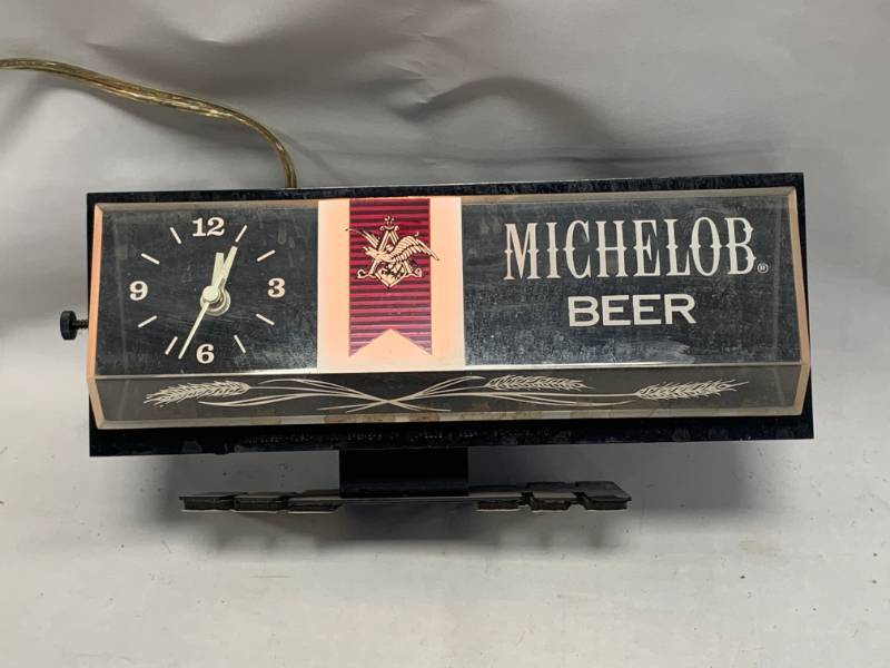 lot 61 image: Vintage Limited Production Michelob Clock & Light