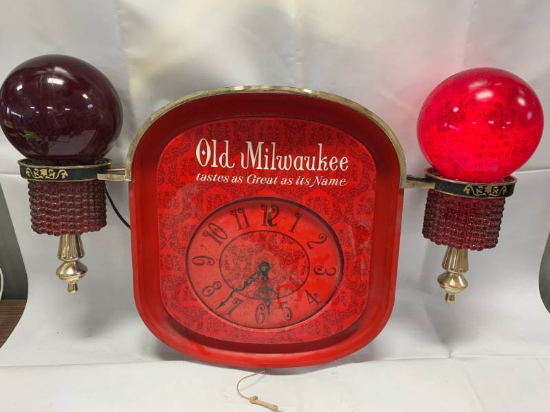 lot 109 image: 1970s Old Milwaukee Beer Sign  Light
