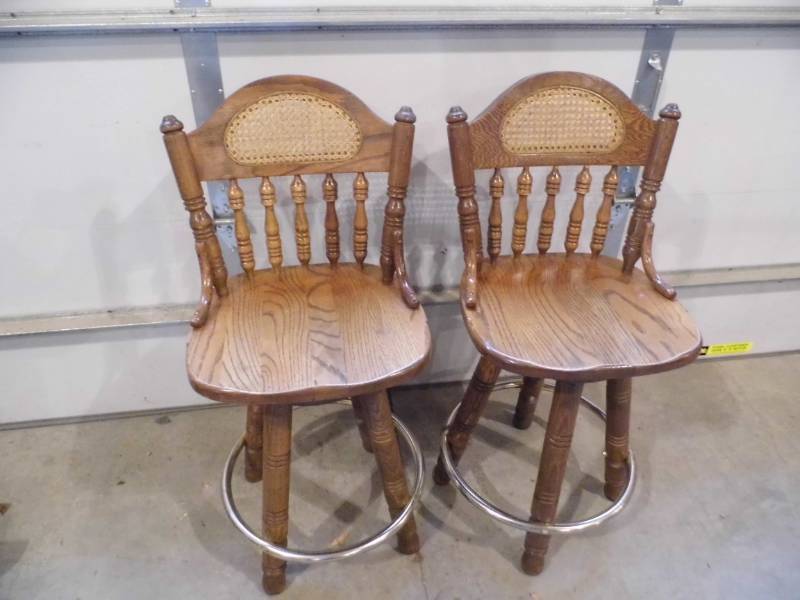 lot 6 image: Lot of 2 Swivel Bar Stools