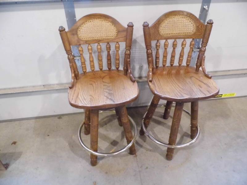 lot 7 image: Lot of 2 Swivel Bar Stools