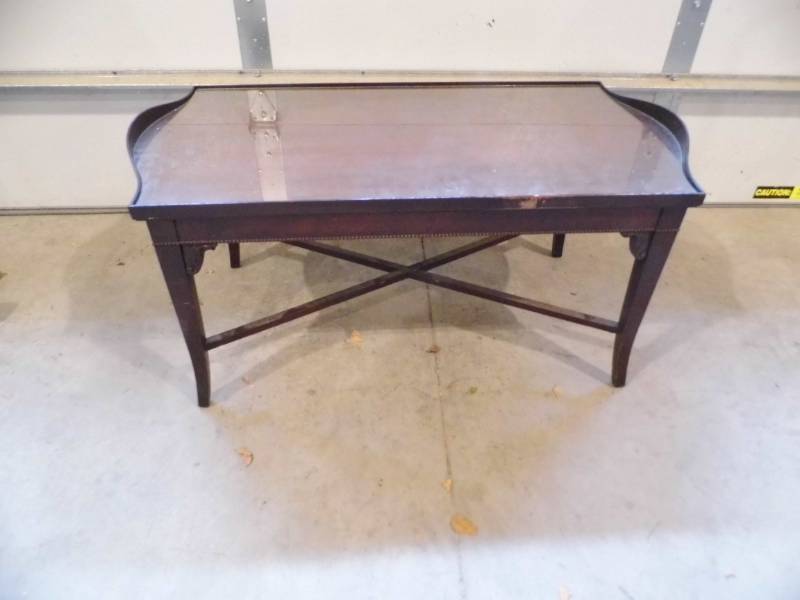 lot 8 image: Antique Mahogany Coffee Table