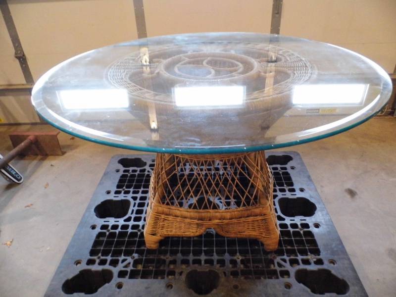 lot 11 image: Wicker Table w Glass Top