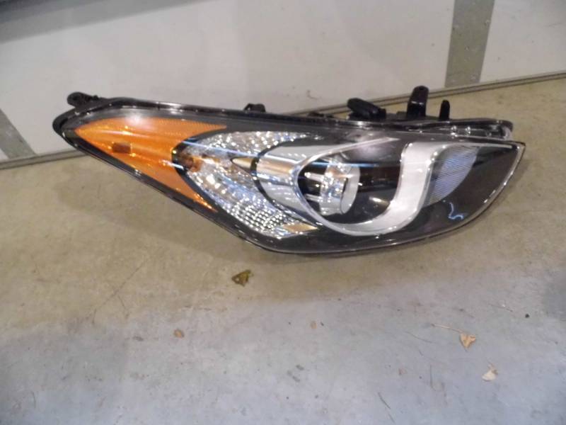 lot 14 image: Hyndai Headlamp Assembly