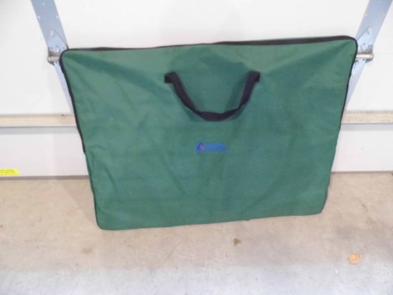 lot 28 image: Portable Kennel