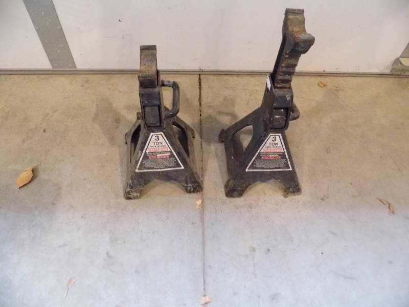 lot 31 image: Craftsman Jack Stands