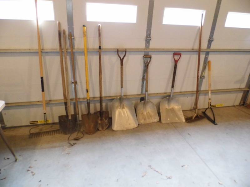lot 50 image: Yard Tools