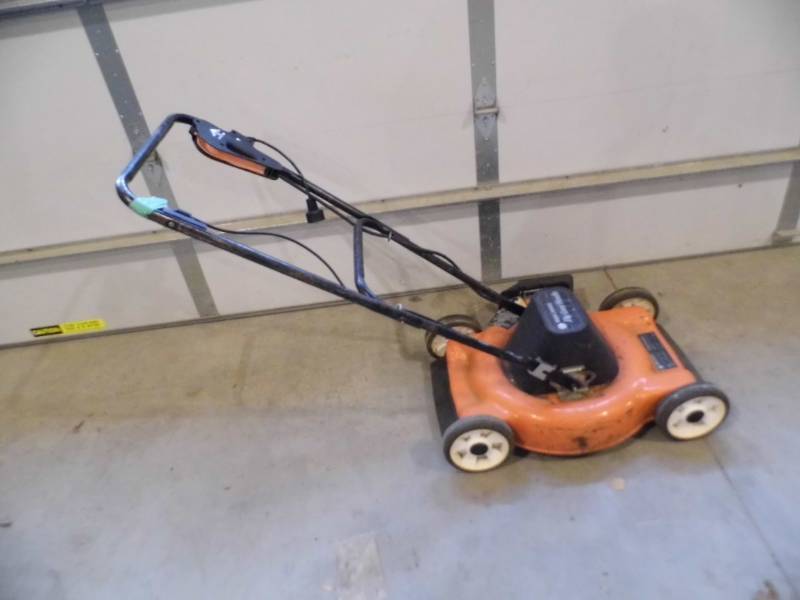 lot 74 image: Black & Decker Electric Mower