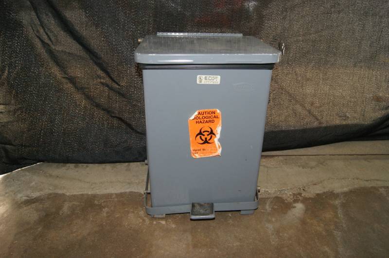 lot 3 image: United Receptacle Step On Trash Can