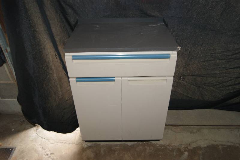 lot 4 image: Medical Cabinet