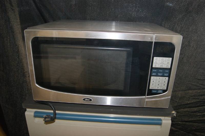 lot 5 image: Oster Microwave