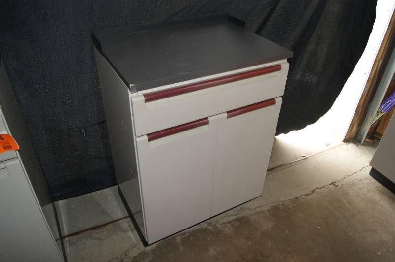 lot 7 image: Medical Cabinet