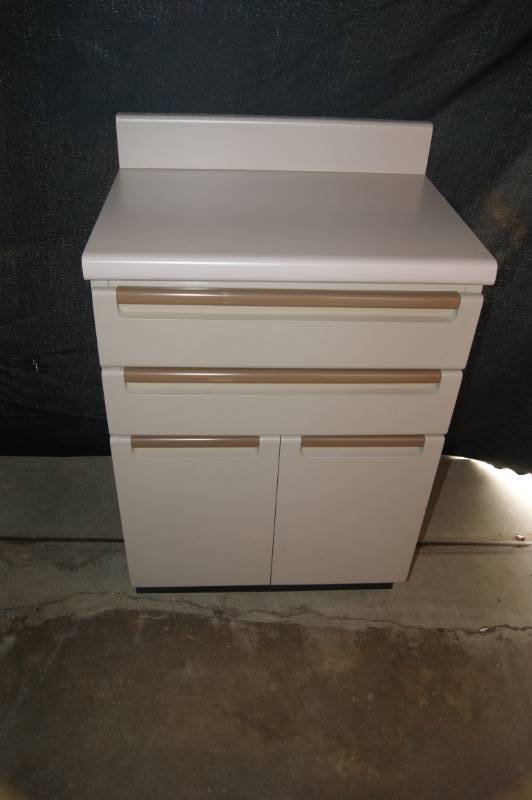 lot 8 image: Medical Cabinet