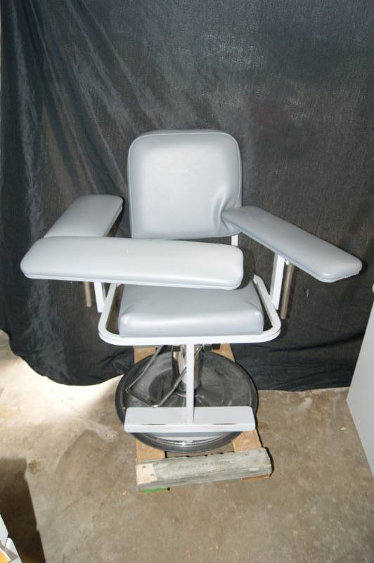 lot 12 image: Medical Chair