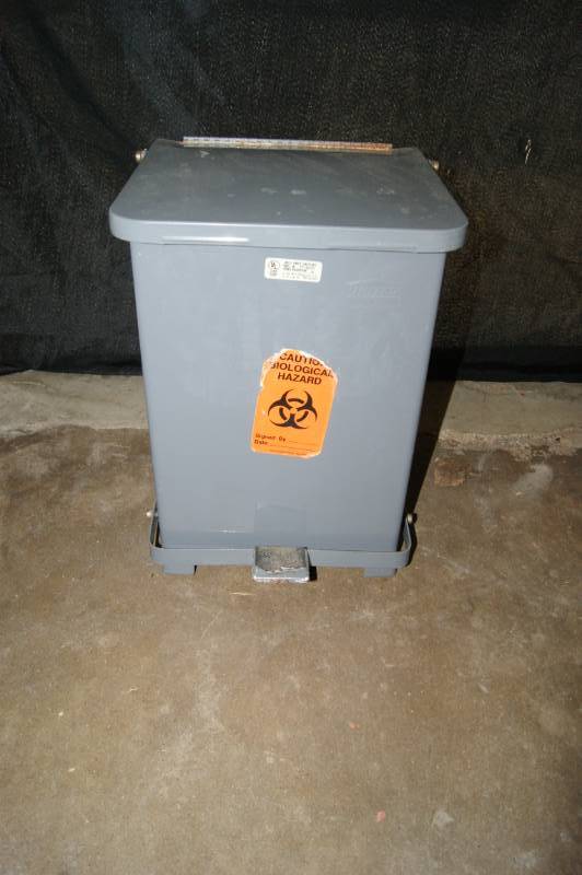 lot 23 image: United Receptacle Step On Trash Can