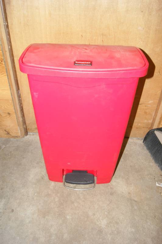 lot 28 image: Garbage Can