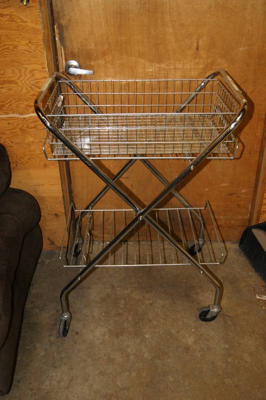 lot 32 image: Cart on Wheels