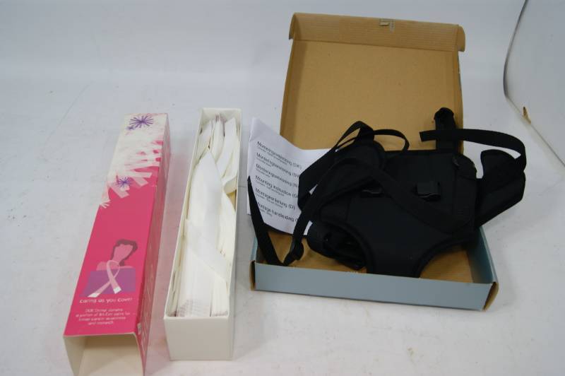 lot 78 image: Bib Holder