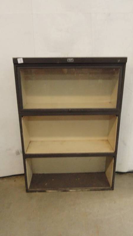 lot 3 image: Metal Rack With One Glass Door