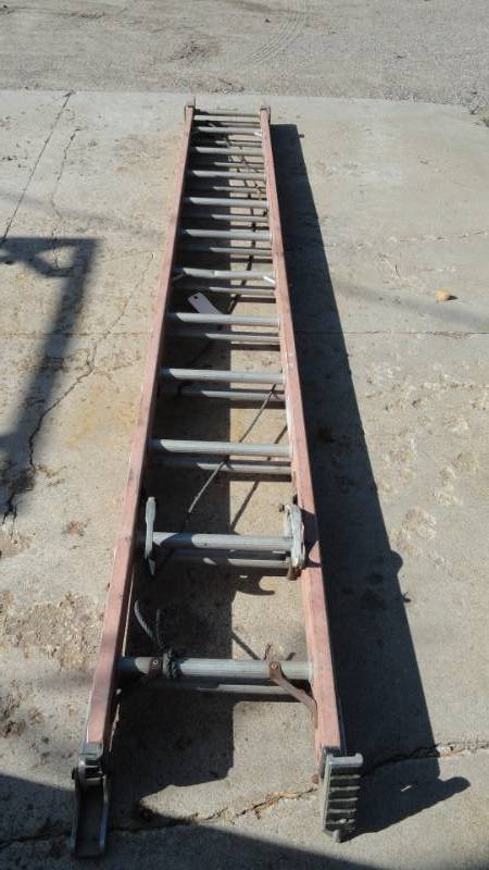 lot 35 image: 24 Louisville Extension Fiberglass Ladder