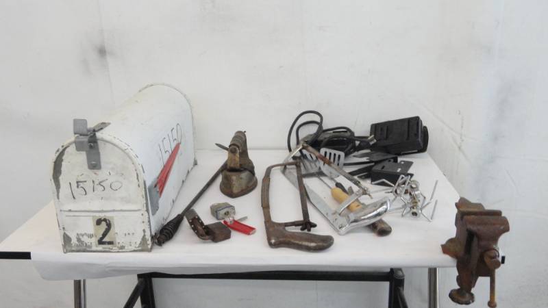 lot 30 image: Lot Of Garage Items