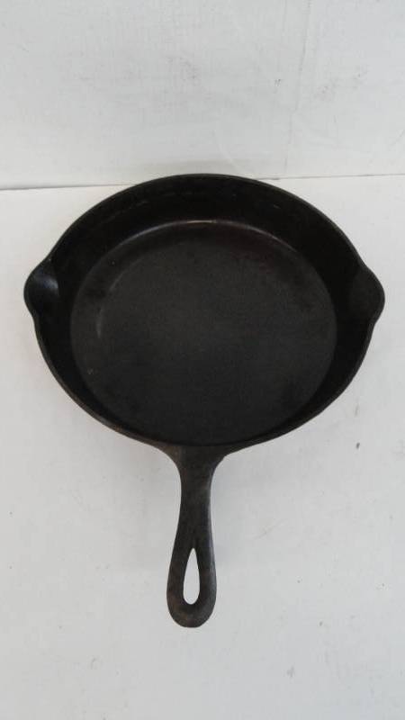 lot 16 image: Griswold Cast Iron Skillet No.11