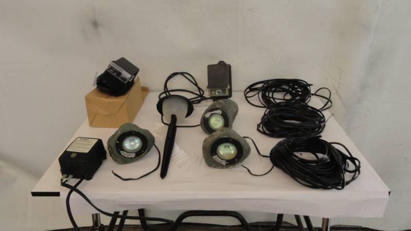 lot 24 image: Lot Of Outdoor Lights & Power Packs