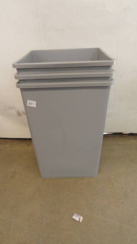 lot 20 image: 3 Rubbermaid Commercial #3958