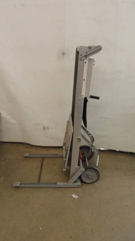 lot 19 image: Genie Platform Lift