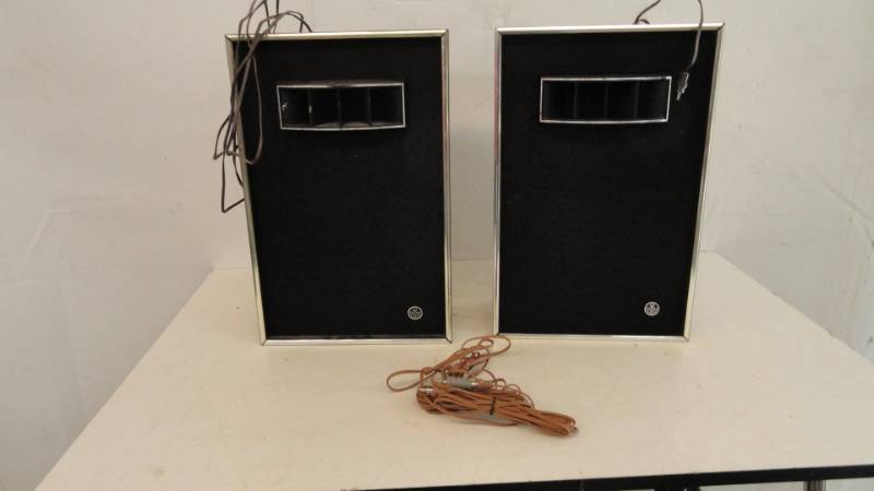 lot 9 image: 2 Air Suspension Audio System Speakers