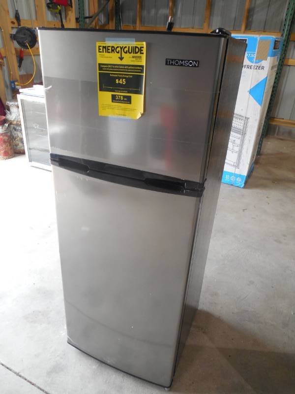 lot 20 image: Thomson 7.5 cu. ft. Top-Freezer Refrigerator