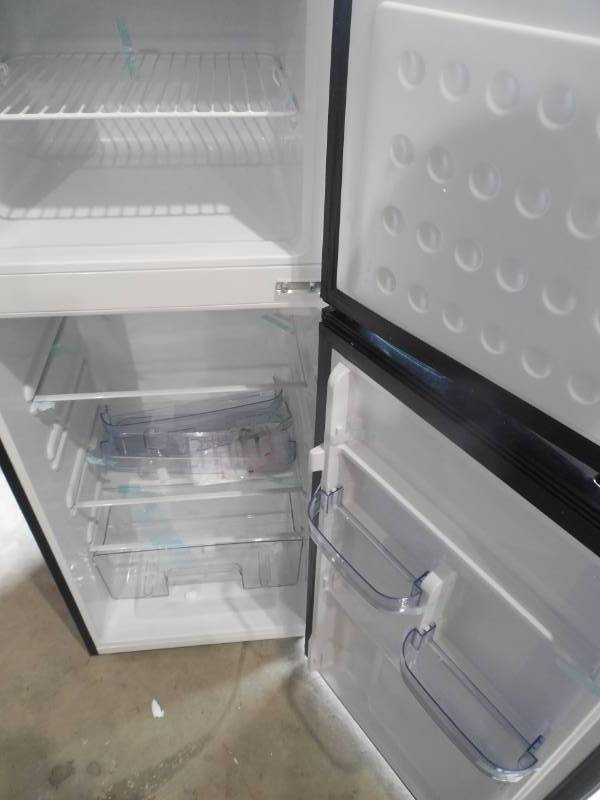 lot 21 image: Thomson 7.5 cu. ft. Top-Freezer Refrigerator