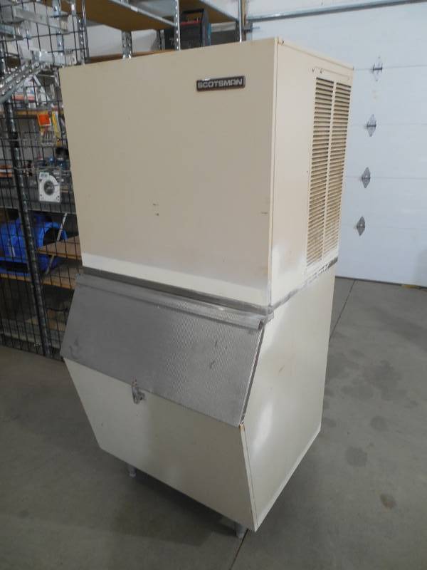 lot 23 image: Scotsman CM450AE-32E Ice Machine and Bin