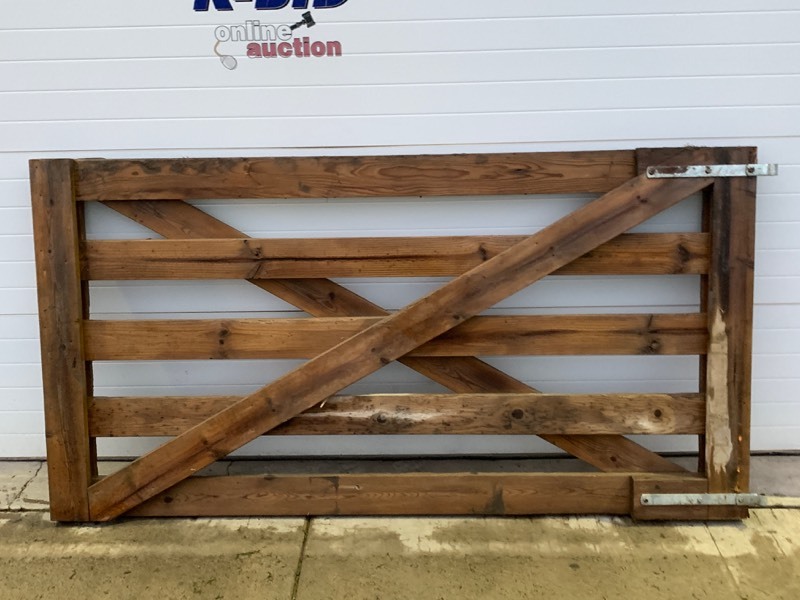 lot 4-C image: Lot Of (2) Wooden Gates