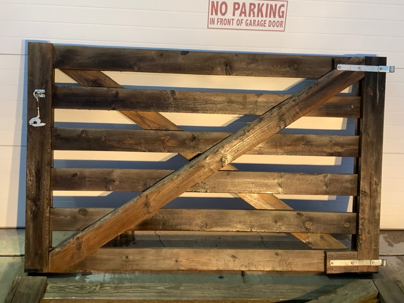 lot 4-D image: Lot Of (2) Wooden Gates