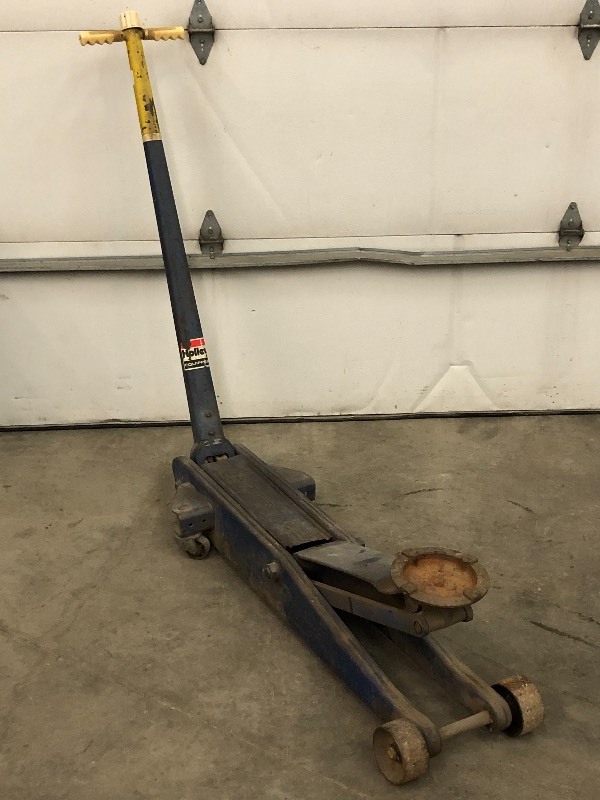lot 32 image: Walker 4-Ton Service Jack