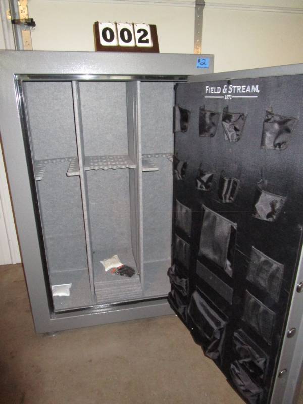 lot 2 image: Field & Stream  1871 - 54 Gun Safe