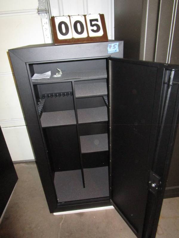 lot 5 image: Fortress  24-30 Gun Cabinet