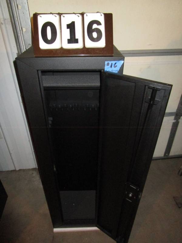 lot 16 image: Fortress 10-14 Gun Cabinet