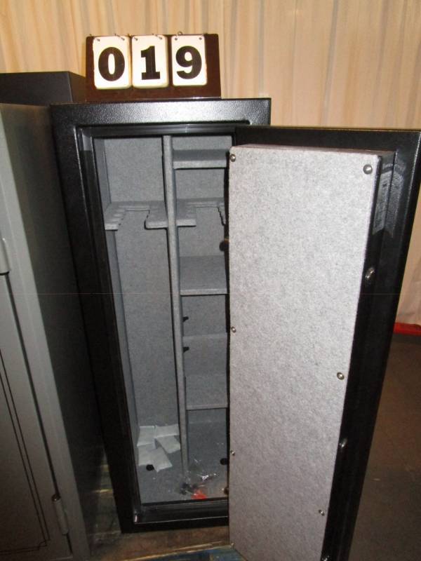 lot 19 image: Fortress 14 Gun Safe