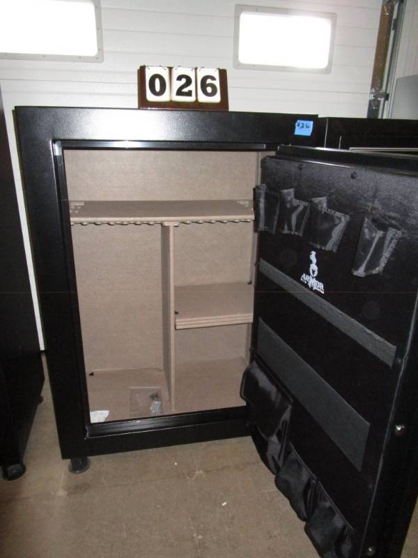 lot 26 image: Armor 64 Gun Safe