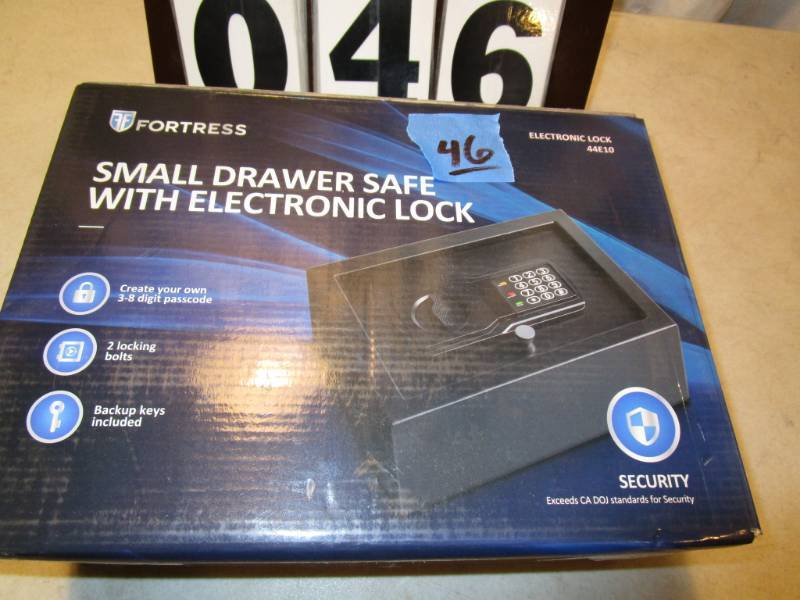 lot 46 image: Fortress Personal Safe #44E10