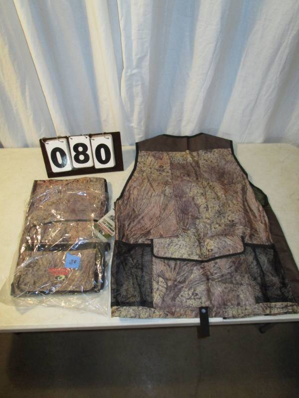 lot 80 image: 2 Mossy Oak Predator Hunting Vests