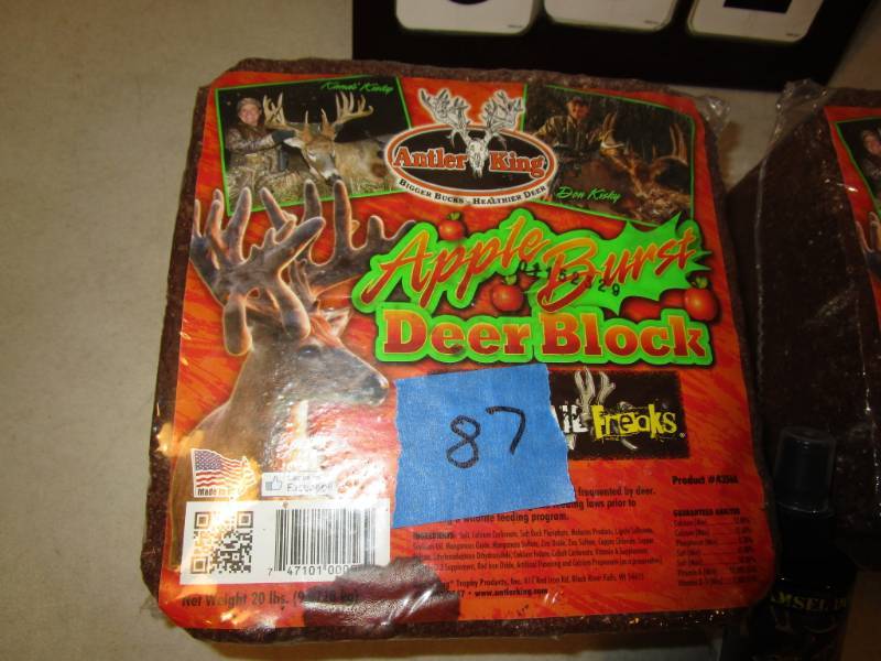 lot 87 image: 2 - Apple Burst Deer Blocks