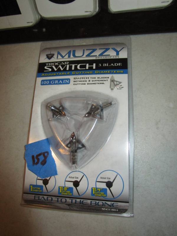 lot 158 image: Muzzy Trocar Switch 3 Blade Broadheads
